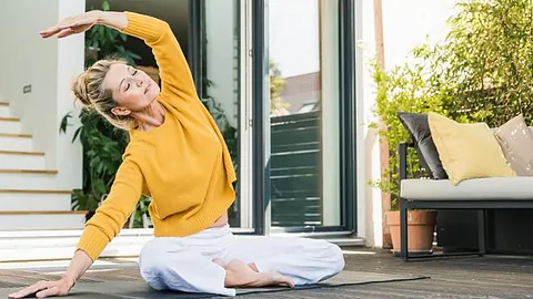 Mujer haciendo yoga